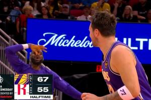 东契奇庶民上篮引詹姆斯捏鼻子嘲讽！前者辩解：都是2分嘛！