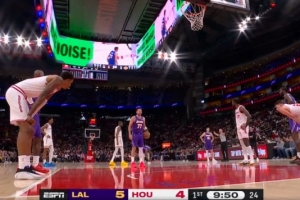 白给的不要？东契奇三分造成小贾巴里·史密斯犯规 但三罚全丢