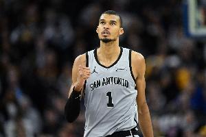 解说：压时间绝杀的文班极为自信 他带领马刺完成复兴的重要一步