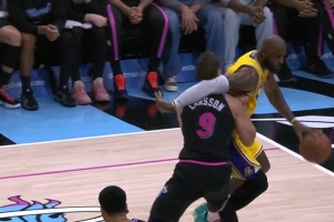 看着挺疼！詹姆斯转身击中拉松被吹进攻犯规 及时上前致意