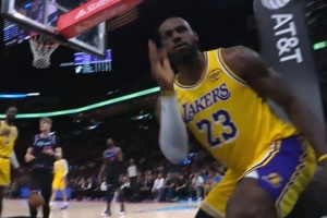 摆个帅pose！詹姆斯高速空切 被拉拽后超高擦板上篮依然2+1！