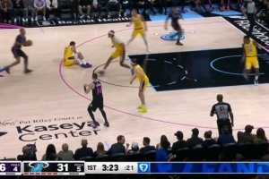 被里夫斯踢到了！东契奇直接摔倒地上 随后一瘸一拐的回替补席