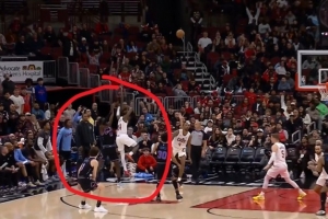 很关键！埃利斯防米勒三分被吹犯规 骑士挑战成功取消犯规&改争球