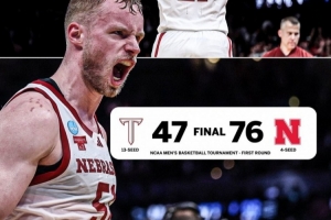 此前八次首轮出局！内布拉斯加大学疯三首胜 10000名球迷现场见证