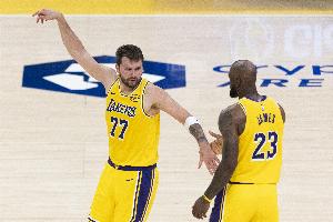 詹姆斯：东契奇第三节开始展现火热手感 第四节为我们打进关键球