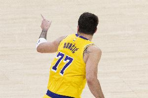 苏群：东契奇这表现让人想起20年前的科比 湖人这状态轻松过首轮