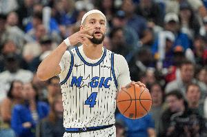 扔牙套了？萨格斯掩护时被对手推搡但裁判无视 愤怒抱怨领技犯