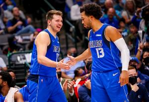 两人由独行侠选中！单场50分5板5断8三分仅3人 东契奇布伦森库里