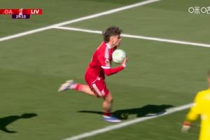 鬼魅跑位！邓克头球后蹭送礼，凯尔凯兹闪身挑射助利物浦1-1扳平
