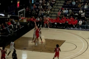 最后手感还蛮柔和！杨瀚森分球差点失误 误打误撞前后转身小抛投