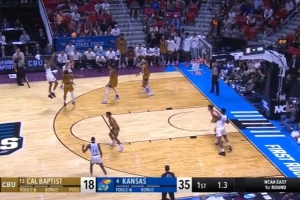 彼得森高难度顶投三分压哨命中 堪萨斯大学上半场领先20分