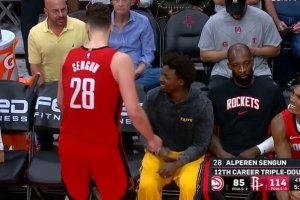 生涯第12次！申京自投自抢拍出进攻板后达成三双 随后下场休息