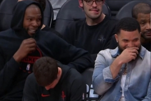 都挺高兴！大比分领先后KD终于笑了 还有范弗里特和小谢