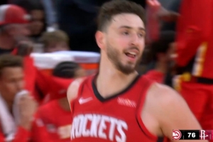 这必须秀一个！申京身后抢断一条龙面对空篮精彩背扣得分