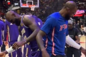 两个老不正经！詹姆斯和杰夫·格林顶臀互动 好不激情