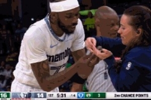 掉链子！灰熊救火队员雅罗刚打22秒隐形眼镜脱落 戴不上被换下