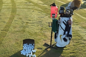 阳光明媚！詹姆斯晒早起打高尔夫动态