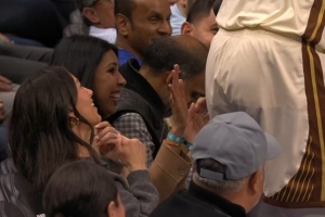 人仰马翻！追梦和佩顿各自飞身救球 均撞翻场边一堆杂物