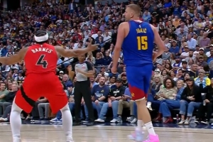 关键2+2！戈登顺下放篮打进造犯规加罚不中 约基奇前场板再造犯规