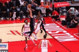 踩弹簧了？拉松中路切入直接起飞单臂隔扣霍勒迪