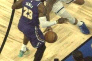 裁判谈最后4.7秒球权判给湖人：没有清晰确凿的证据推翻原始判罚