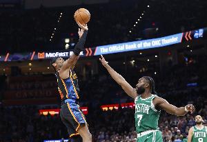 路威：都说雷霆有可能建立王朝 若绿军未来三年两冠他们也有可能