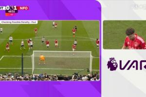 半场结束前罗梅罗禁区倒地，VAR介入检查，未判给热刺点球