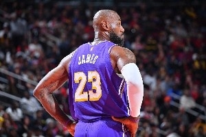 老詹称不出战就无法成为领袖以身作则 美媒：他是职业球员的标杆