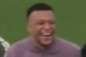 笑出表情包！姆巴佩赛前训练穿裆马斯坦托诺，大笑与维尼修斯握手