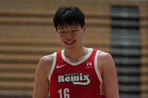 高度优势！杨瀚森内线1抢3拼下前场篮板 随后轻松补篮得手