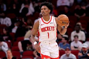 阿门今日抢下18个篮板 本赛季篮板数前25位仅阿门一位后卫