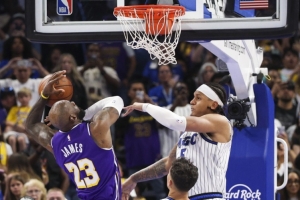 裁判报告：班凯罗没打手詹姆斯！先触球合法封盖之后发生附带接触