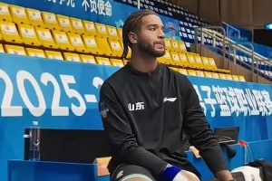 缺席3到4周！媒体人：克里斯手指骨折仍随队出征 关注球队表现