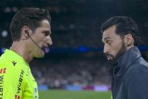 主裁表示82故意从身后犯规，阿韦洛亚：你也踢过球，等会看回放吧