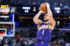 正负值+32断档最高！布克15中9拿下25分3板6助 第三节13分