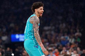 比尔·西蒙斯：三球本赛季很出色 他打球有思考 擅长去调动队友