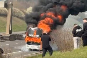 太阳报：曼城球迷大巴在决赛前于高速上起火，所幸事件没造成伤亡