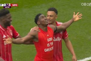 花了！热刺主场0-3落后森林！阿沃尼伊垫射破门后脱衣庆祝