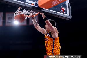 上来就喷火！张镇麟打满首节 5投3中拿下10分2板2助1断&正负值+7