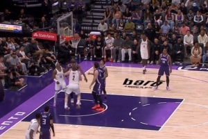 看起来挺严重！沃尔夫上篮落地时崴脚 被搀扶回更衣室&不会回归