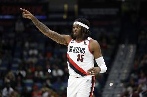 终结效率很高！罗威19分钟10中8拿到16分5板 其中3前场板