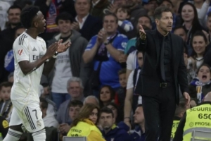 又是你俩！世体：维尼修斯和西蒙尼再次争吵，后者向裁判投诉