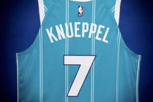 坐等升值！克尼佩尔生涯首秀球衣拍卖 以243200美元的高价成交