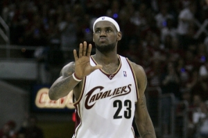 阿里纳斯：我能看出来詹姆斯真老了 幼詹的起跳高度就像坐着扣篮