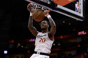 快船VS雄鹿：约翰·科林斯由大概率出战降级为出战成疑