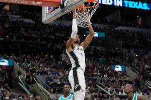 生猛！文班亚马篮下翻江倒海 连续暴扣打停热火