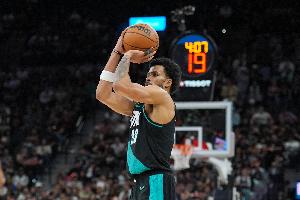 真是太准了！卡马拉半场6中6砍两队最高23分 三分5中5&罚球7中6