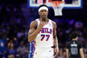 遇到硬茬了！埃奇库姆半场效率一般14中5得到13分5篮板3助攻