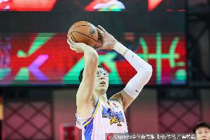 媒体人：周琦关键时刻2罚不中已成新常态 下滑至此大概真的是缺练