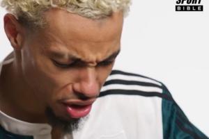 痛苦面具！埃基蒂克品尝利物浦当地食物表情逗乐大家：挺好吃的